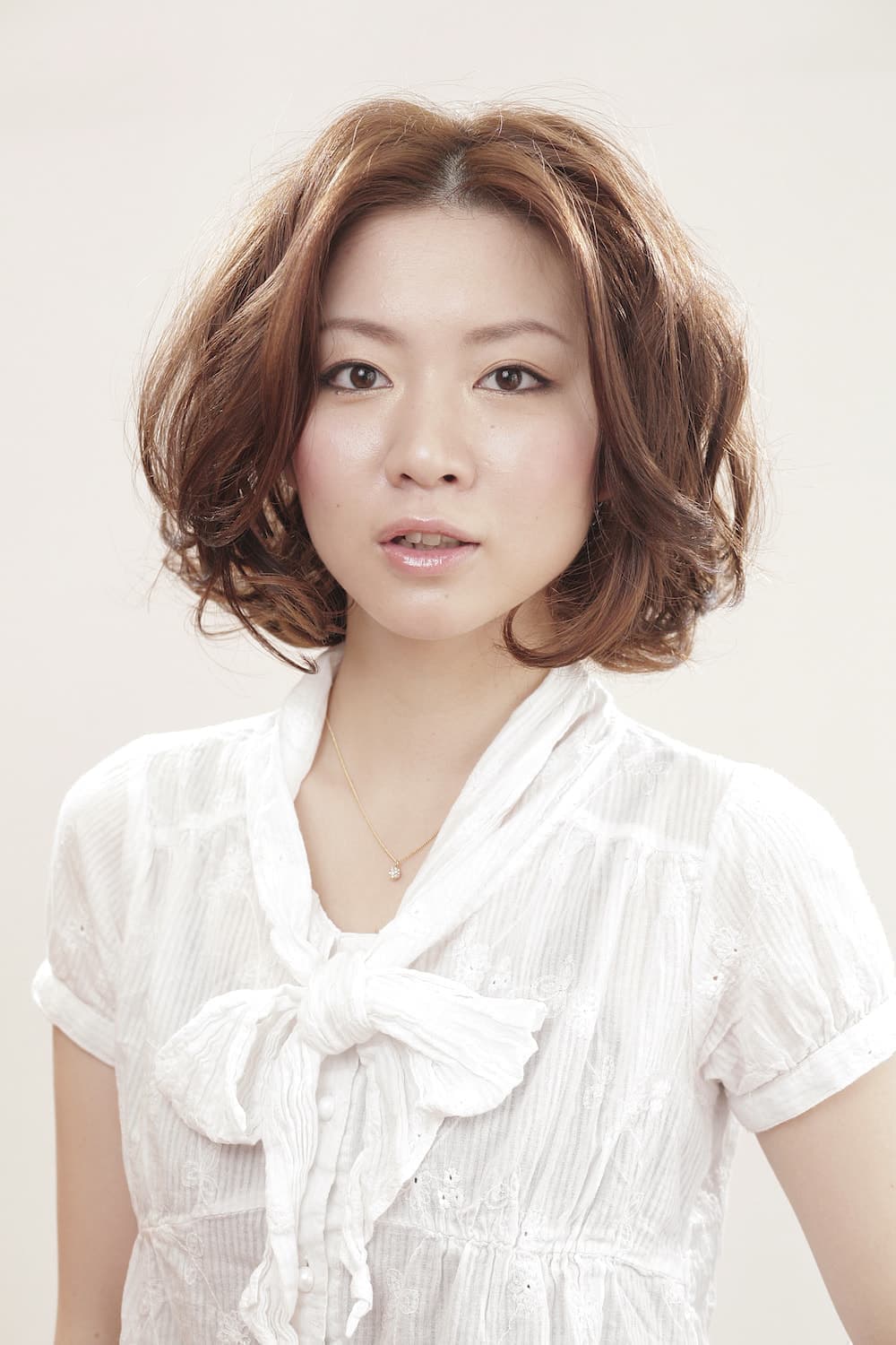 根元から大きくウェーブをかけた女性