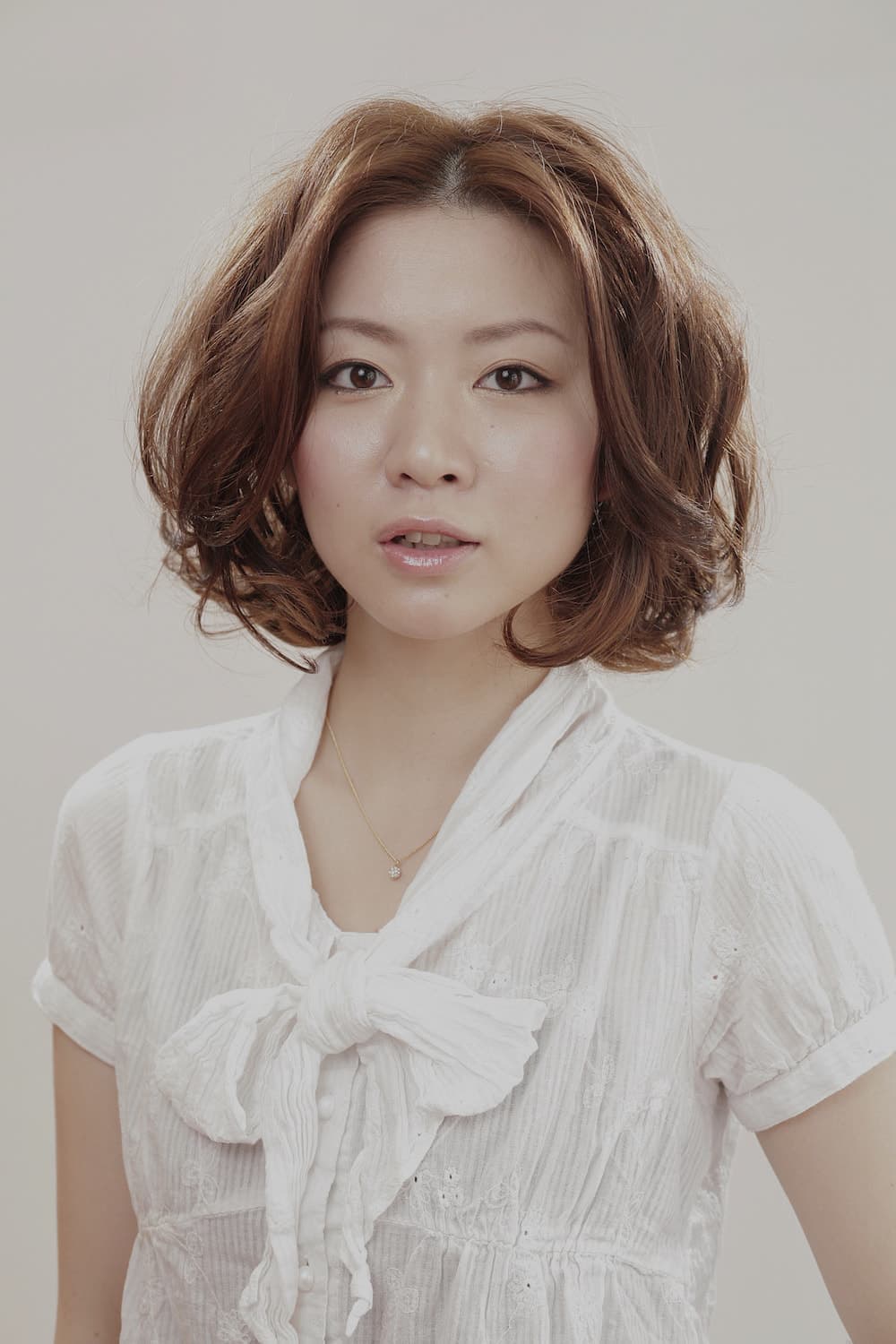 根元から大きくウェーブをかけた女性