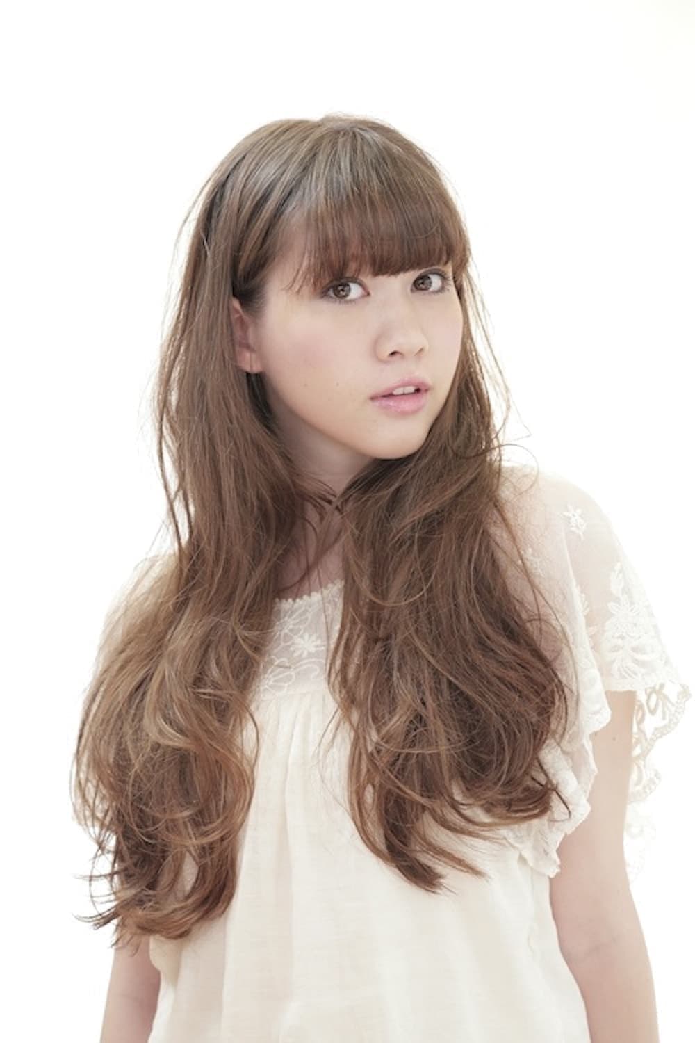 レイヤーの無いAライン無造作ウェーブヘアの女性