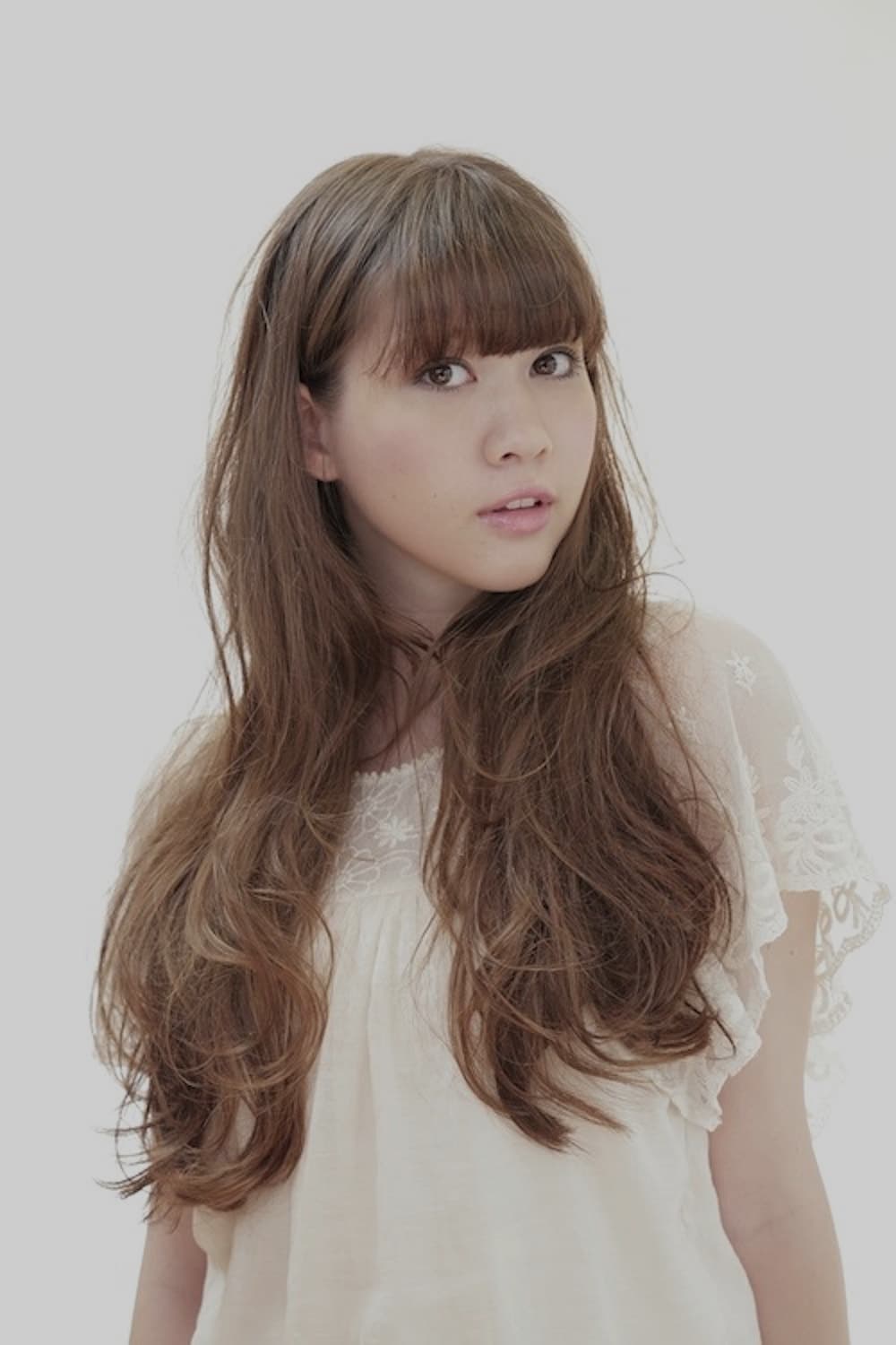 レイヤーの無いAライン無造作ウェーブヘアの女性