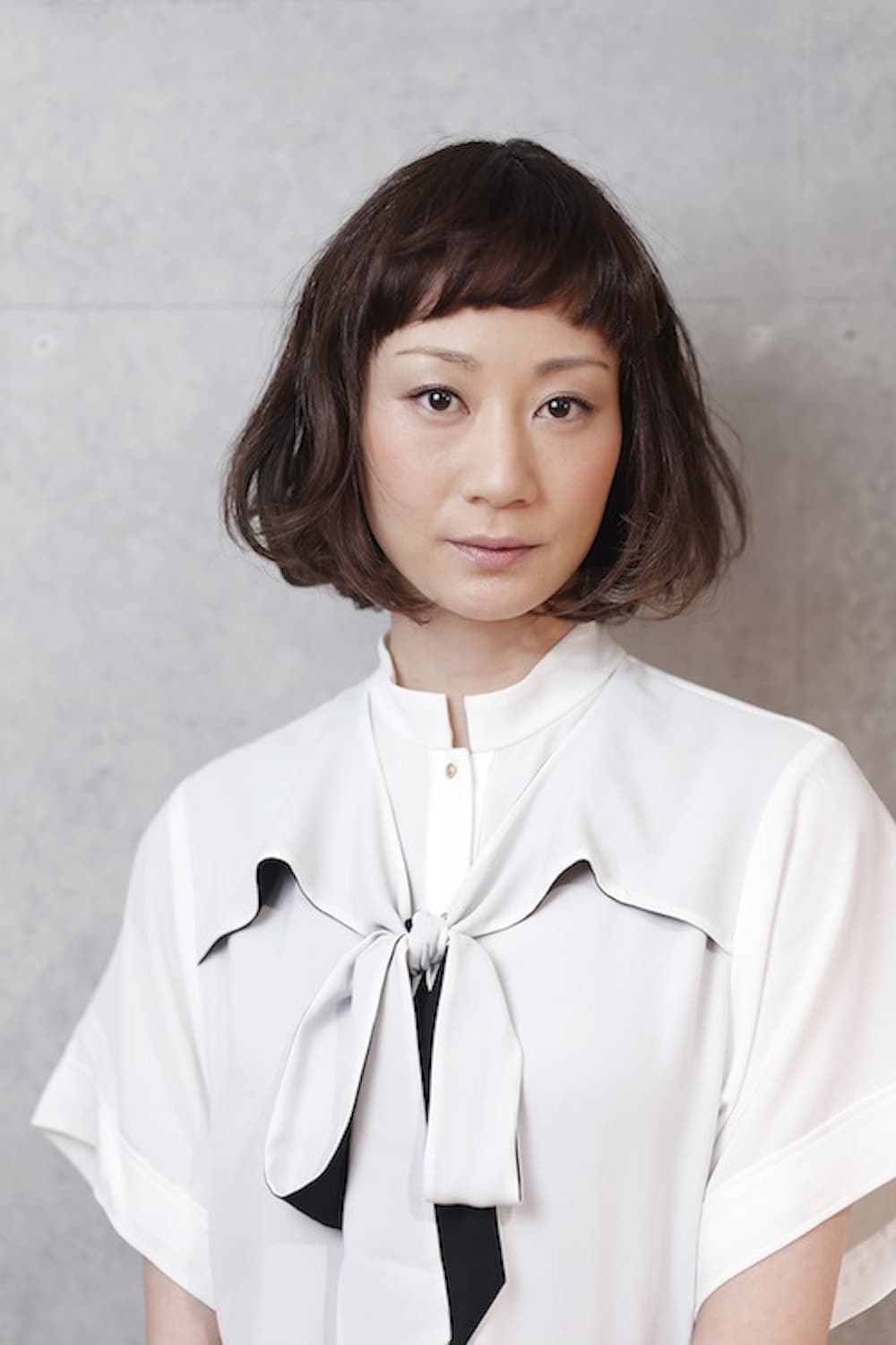 個性的な前髪、モード系の女性