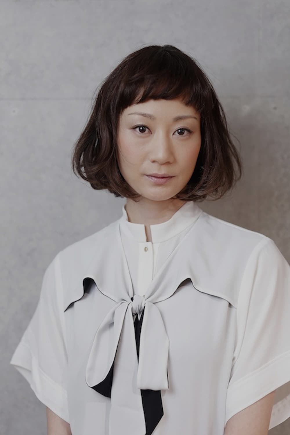 個性的な前髪、モード系の女性