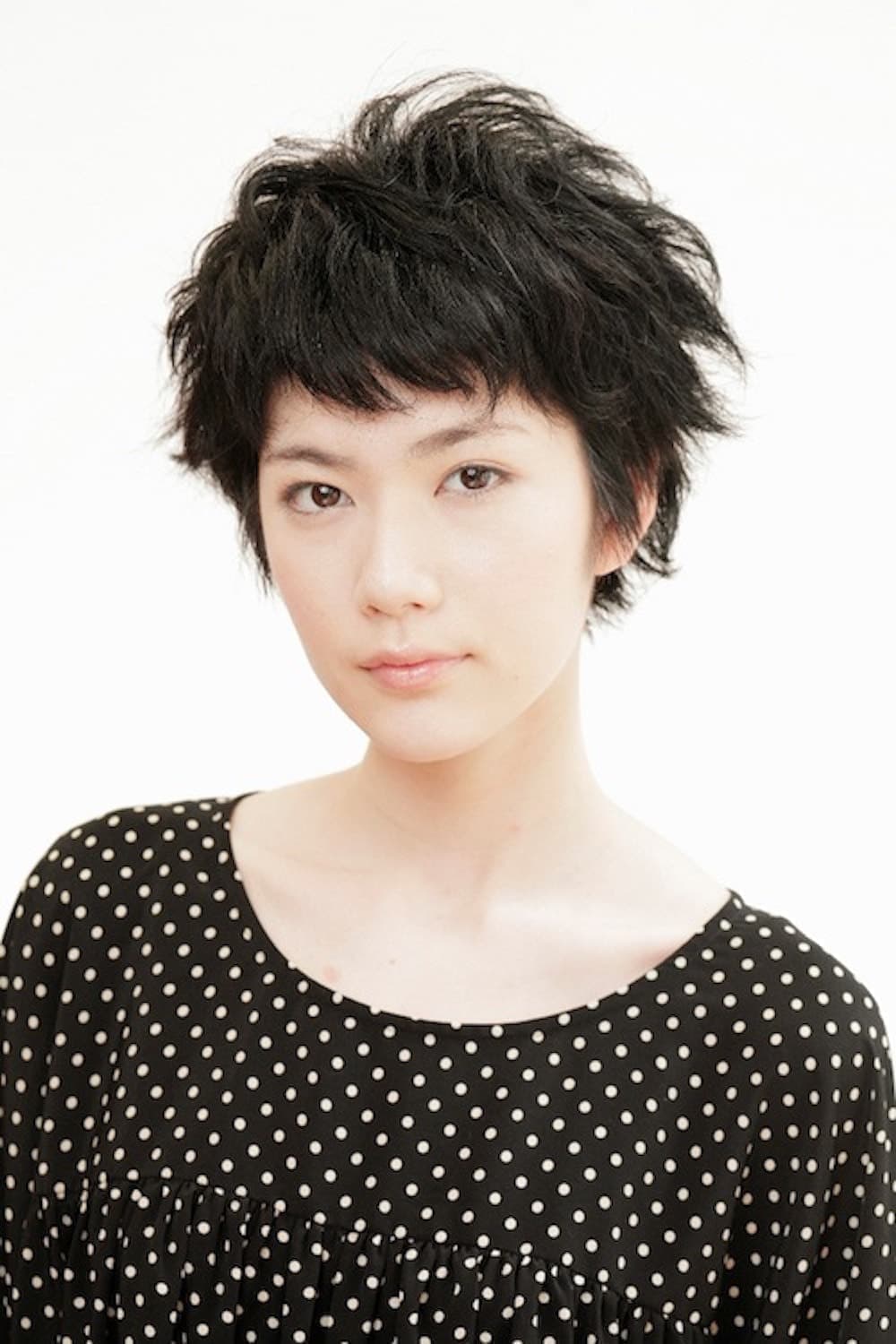 ボーイッシュな黒髪ショートの女性