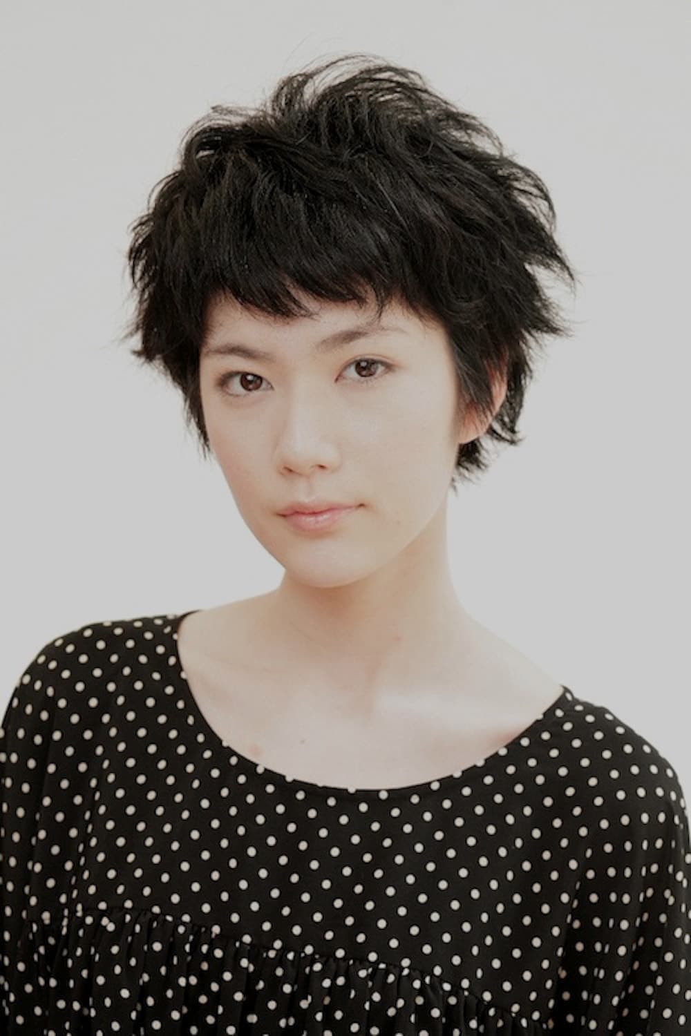 ボーイッシュな黒髪ショートの女性