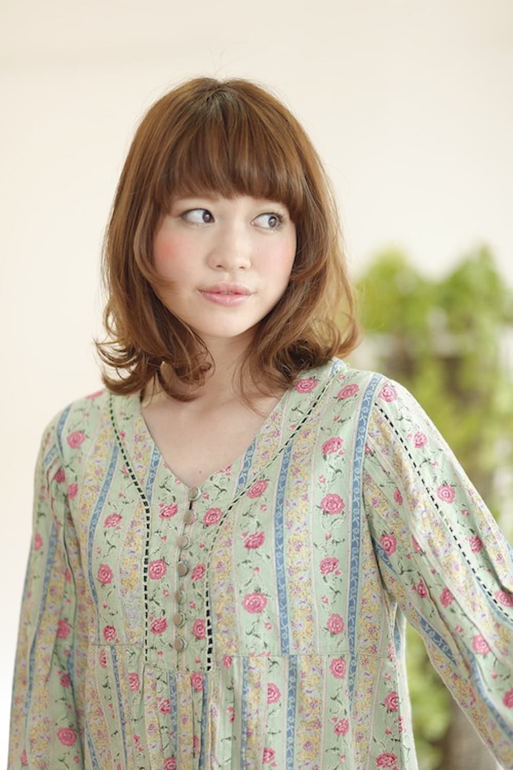 外ハネヘアスタイルの女性