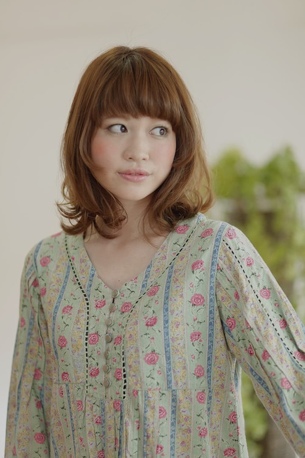 外ハネヘアスタイルの女性