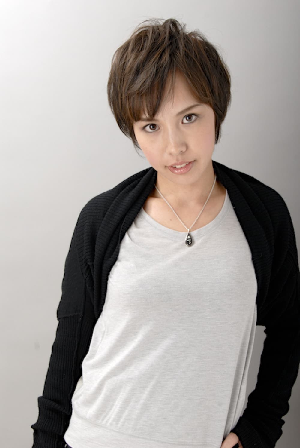 クール系ショートヘアの女性