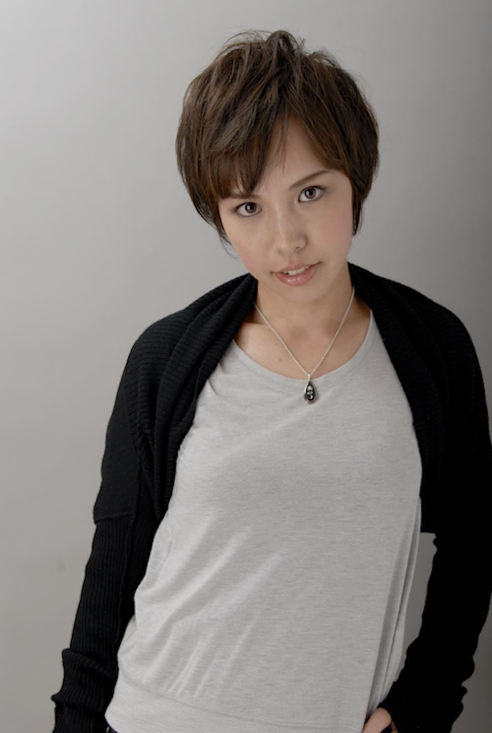 クール系ショートヘアの女性