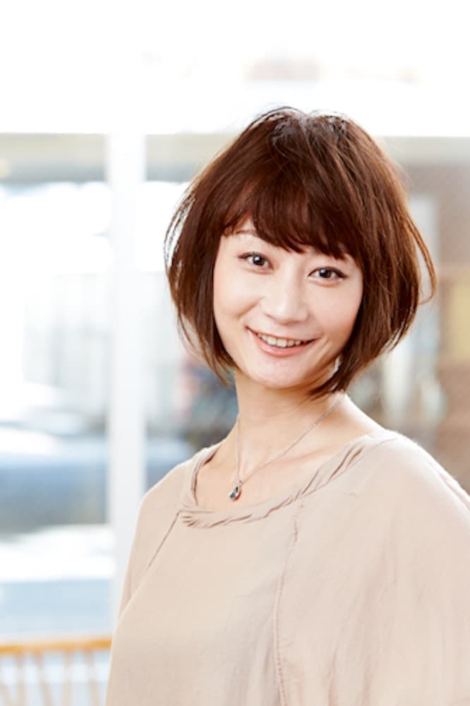 シンプル＆ラフな前下がりボブの女性