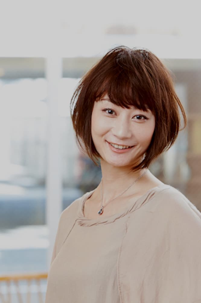 シンプル＆ラフな前下がりボブの女性