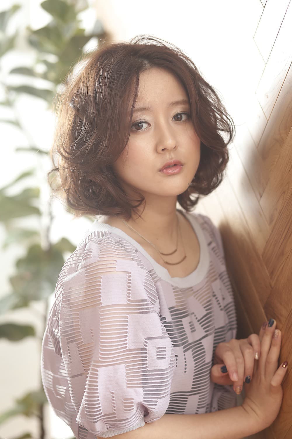 カジュアルフェミニンヘアスタイルの女性