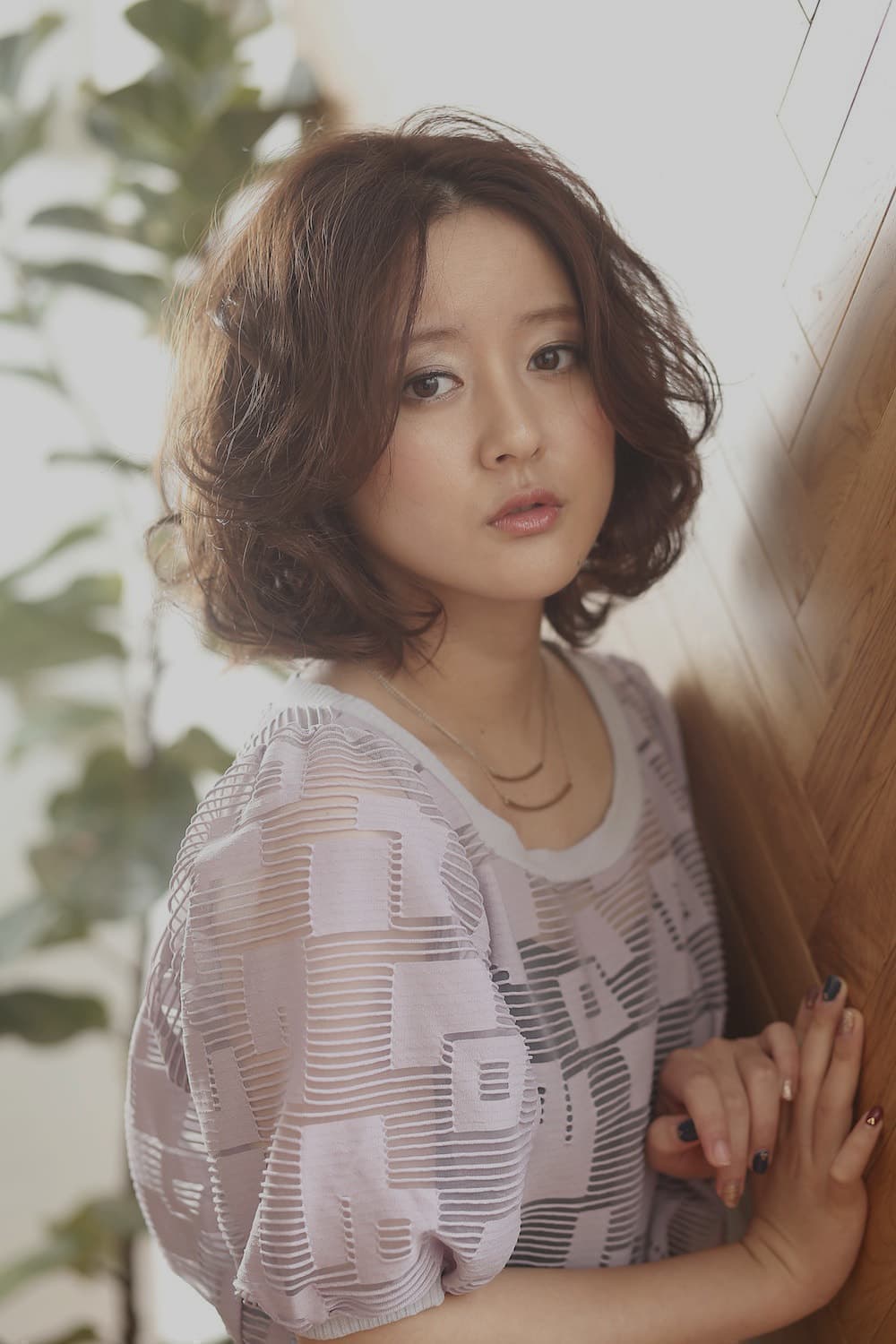 カジュアルフェミニンヘアスタイルの女性