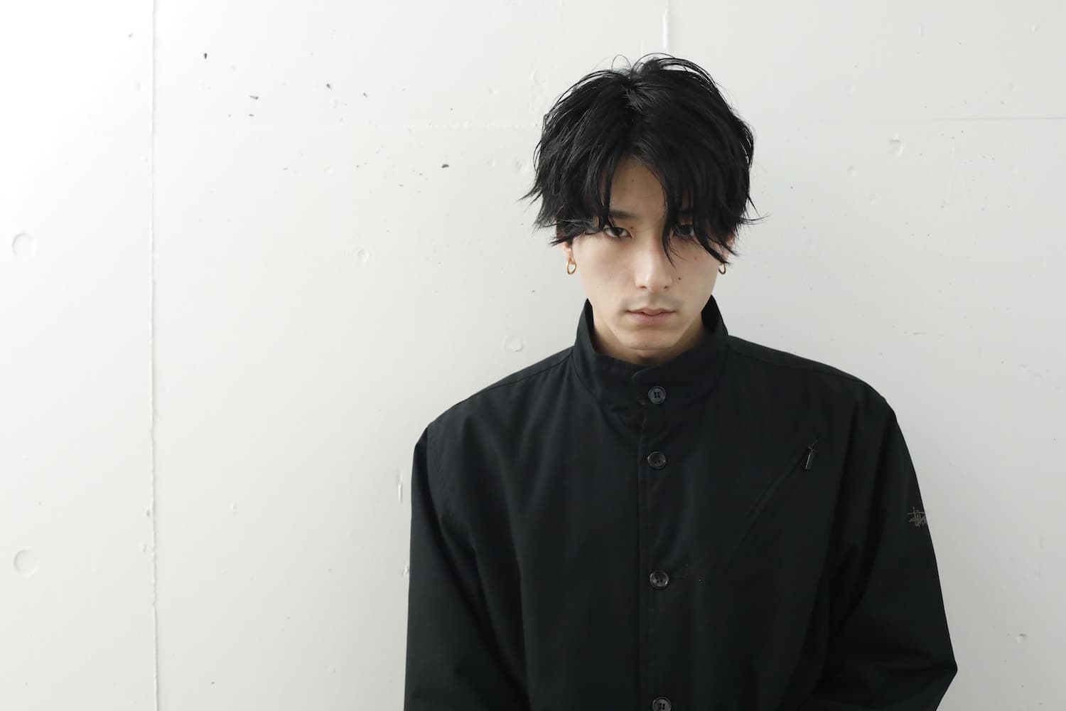 黒髪センターパートの男性