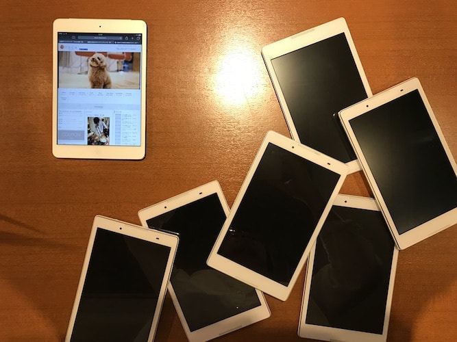 テーブルに並べた7個のタブレット