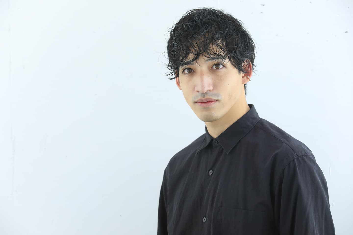 強めパーマで刈り上げスタイル男性
